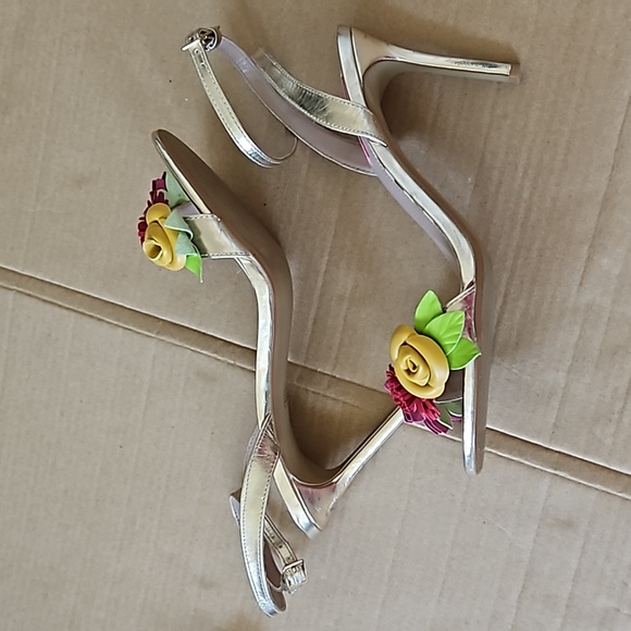 Betsey Johnson gold metallic Fluer ankle strap heels-8.5 - Picture 5 of 12